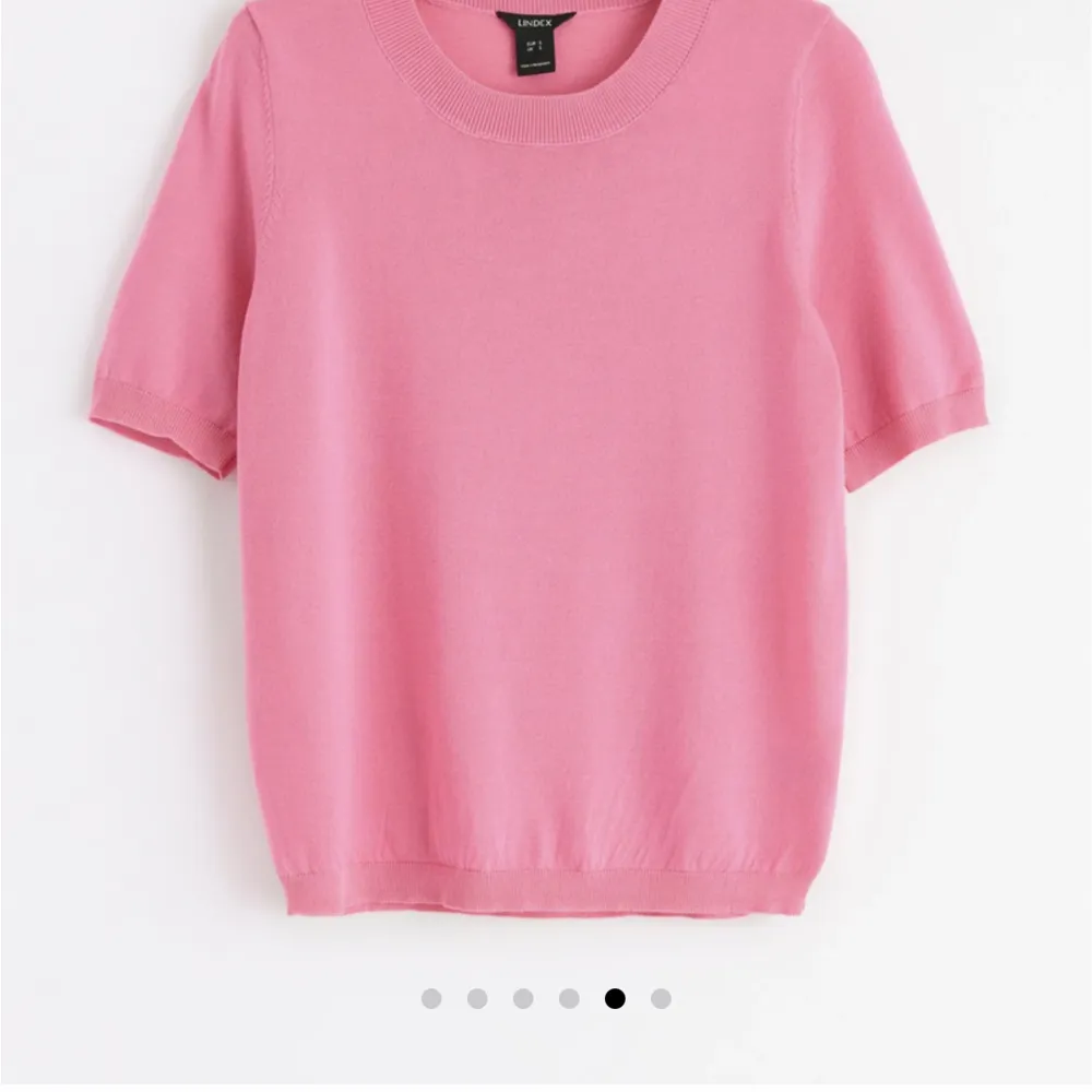 Denna svin snygga finatickade tröjan från Lindex i färgen rosa. Storleken är xs men passar mig som har s. Aldrig använd bara testad. Nypris 300 mitt pris 200🙌🏼🩷. T-shirts.