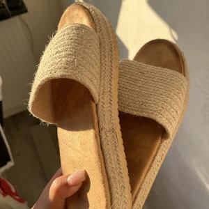 Tofflor  - Aldrig använda, passar 40-41 frakten tillkommer 