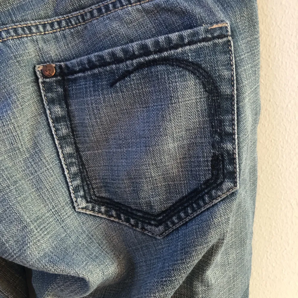 Jättefina urtvättade blåa jeans. Säljer då dem är nån cm för korta för mig. Jag är 169☺️ Använda några gånger. Vintage jeans💕. Jeans & Byxor.