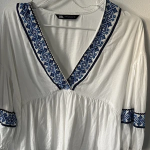 Zara - Säljer denna populära tröjan på zara som jag köpte förra året, aldrig använd och i helt nyskick, nypris 400, kom privat för fler bilder💕