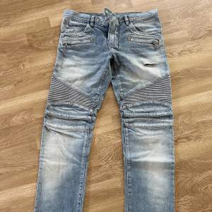 Jeans från balmain (biker jeans) strl 32 för herr. Inköpta på ABCD i Göteborg, nypris 11700kr. Använda Max 5 gånger