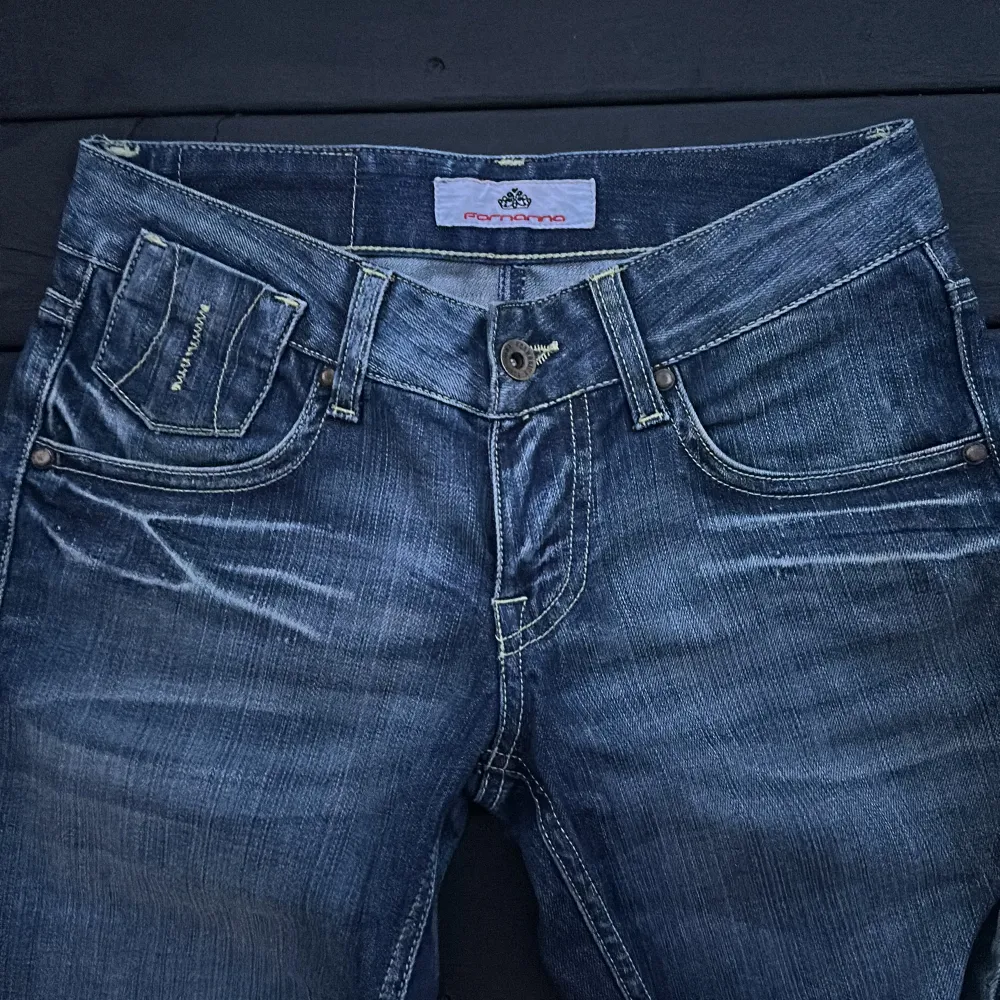 ITALIENSK DESIGN 💫Fronarina jeans med snygga detaljer,super fin mörkblå färg 🫐🫐🫐NYA innerbenet 85cm grenen 18cm midjan 33cm x2 . Jeans & Byxor.
