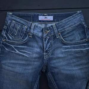 ITALIENSK DESIGN 💫Fronarina jeans med snygga detaljer,super fin mörkblå färg 🫐🫐🫐NYA innerbenet 85cm grenen 18cm midjan 33cm x2 