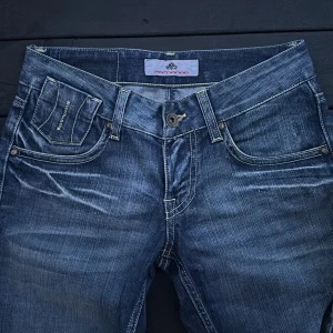 Lowrise  - ITALIENSK DESIGN 💫Fronarina jeans med snygga detaljer,super fin mörkblå färg 🫐🫐🫐NYA innerbenet 85cm grenen 18cm midjan 33cm x2 