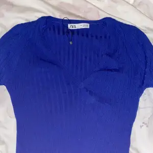 Detta är en blå långärmad tröja. Den är inte använd och är från Zara.