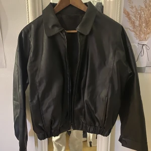 Jacka - Jätte snygg och cool skin jacka 🥰helt ny aldrig använd