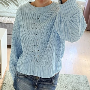 Blå stickad tröja från H&M  - Blå stickad tröja i storlek M, passar även S. Fint skick. Säljer många stickade tröjor!❣️