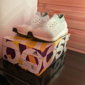 Ultraboost uncaged - Adidas ultraboost uncaged i storlek 45 1/3. Skorna är i bra skick och inte använda mycket alls. De har endast en fläck på framsidan av skon som säkert går bort med vanish. (Snören finns till)
