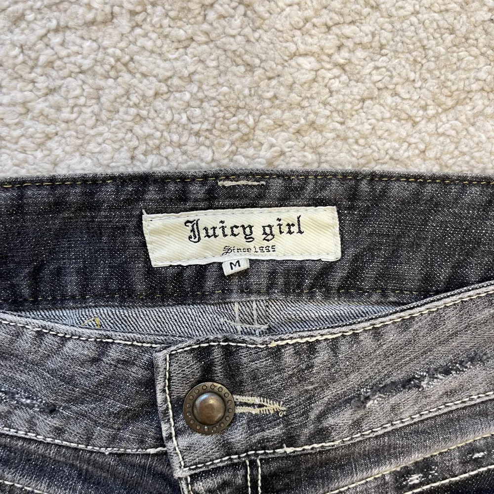 Sjuuukt snygg jeanskjol från Juicy Couture🤍 Superfint skick. Storlek M men mer som en S skulle jag säga. Längd ca 30cm, midjemått ca 42cm. Säljer fler unika jeanskjolar på min profil💫. Kjolar.