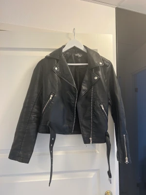 Skinnjacka  - Skinnjacka från Lindex!   Mycket bra skick på en väldigt snygg skinnjacka. Storleken är 38 (därav 38 i annons) men jag skulle säga att den passar en 34/36 bättre. Modellen är vanlig, alltså inte oversized 🖤🌸🖤  Skriv privat för fler bilder 📸