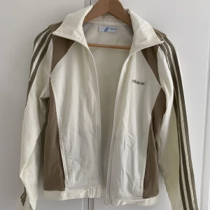Adidas jacka - En jättesnygg vintage adidas jacka. Säljer då den tyvärr inte kommer till användning