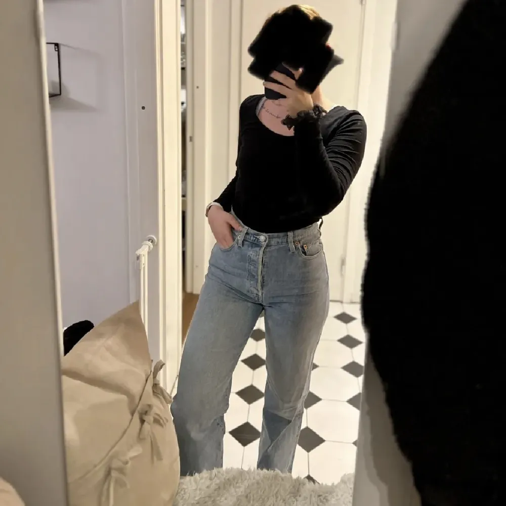 Sparsamt använda jeans från Levi’s (ribcage straight). Jag är 160 cm 🌼. Jeans & Byxor.