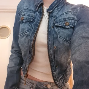 Jeans jacka  - Blå croppad jeansjacka, med drakedja på båda ärmar. Pris kan diskuteras vid snabb affär!🤗