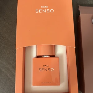 Parfym och sminkborste - Allt är oanvänt!!!! Från caia. Nypris parfym 595kr, borste 195kr. 650kr för allt 