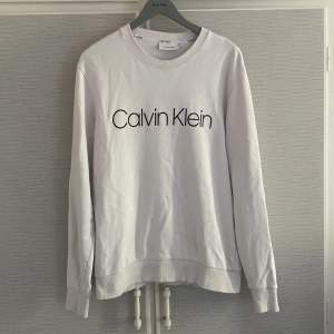 Calvin Klein vit sweatshirt storlek M. Beställt på Zalando för 900kr. Nyskick, absolut inget fel på den, fortfarande lika vit som den var när den var ny.