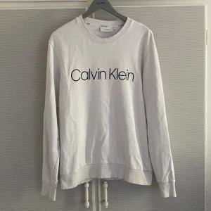 Calvin Klein Tröja/Sweatshirt - Calvin Klein vit sweatshirt storlek M. Beställt på Zalando för 900kr. Nyskick, absolut inget fel på den, fortfarande lika vit som den var när den var ny.