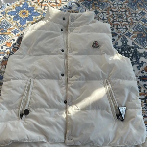 Moncler väst  - Vit moncler väst i gott skick! Inga fläckar eller skador på jackan. 