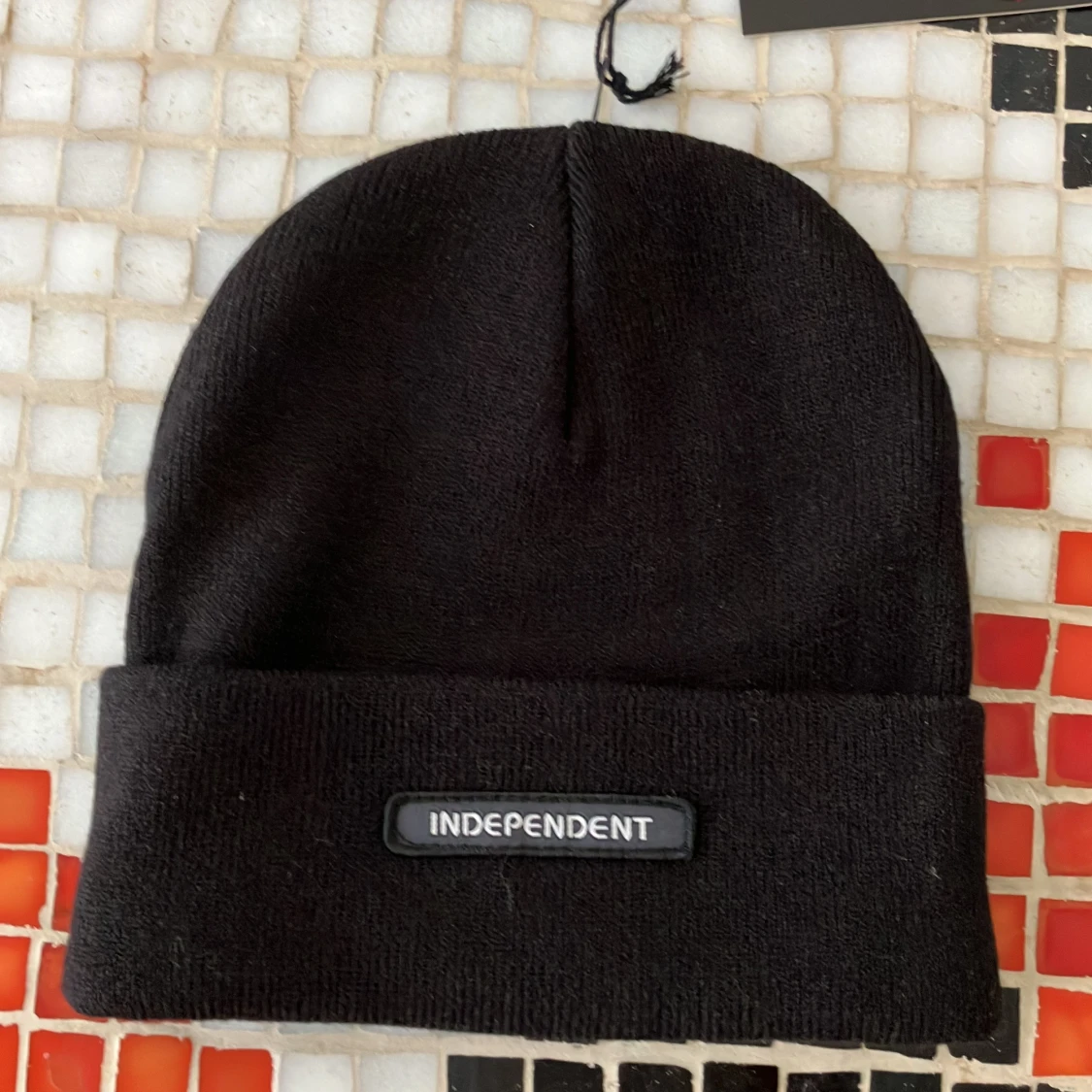 Independent mössa svart