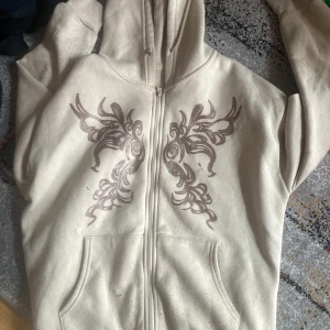 Hoodie - Hoodie som jag andvänder inte längre:) det är en xs 