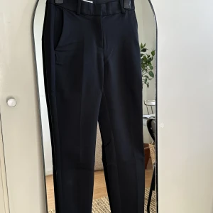 Kostymbyxor  - Slacks från hm i storlek xs, använda en gång. För liten för mig. Hittar inget att anmärka på. Se bild för material 