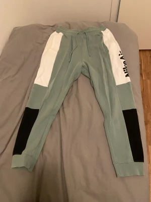 Nike air byxor - Använt dem 2-4 gånger och jätte bekväma med bra skick. Har också den andra sitet som är en sweatshirt grön också om ni är intresserat. Hör av er om fler frågor eller pris!