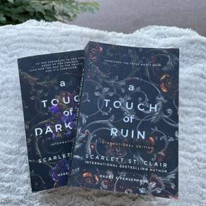 A touch of darkness första boken och andra boken som är helt nya och olästa! Fri frakt bara idag så passa på och köp innan det är för sent! båda tillsammans kostar 150kr🤍🖤