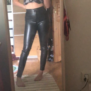 Läderbyxor str 36 - Läderbyxor från NA-KD köpta förra sommaren. Str 36 och är som en vanlig 36a skulle jag säga. Lagom långa på mig som är 170. 