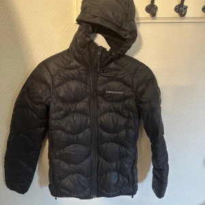 Peak Performance Jacka - Säljer en svart peak jacka i strl S. bra skick förutom 3 hål (1 större och 2 mindre som knappt syns) (se tredje bilden) Det större kan lätt sys ihop. Nypris ligger på 2000-2300. Mitt pris 650. Använd ca 3 månader. Hör av er för mer bilder🤍