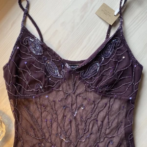 Pärl mesh festlinne - Finns att köpa på jealoussecondhand.com 