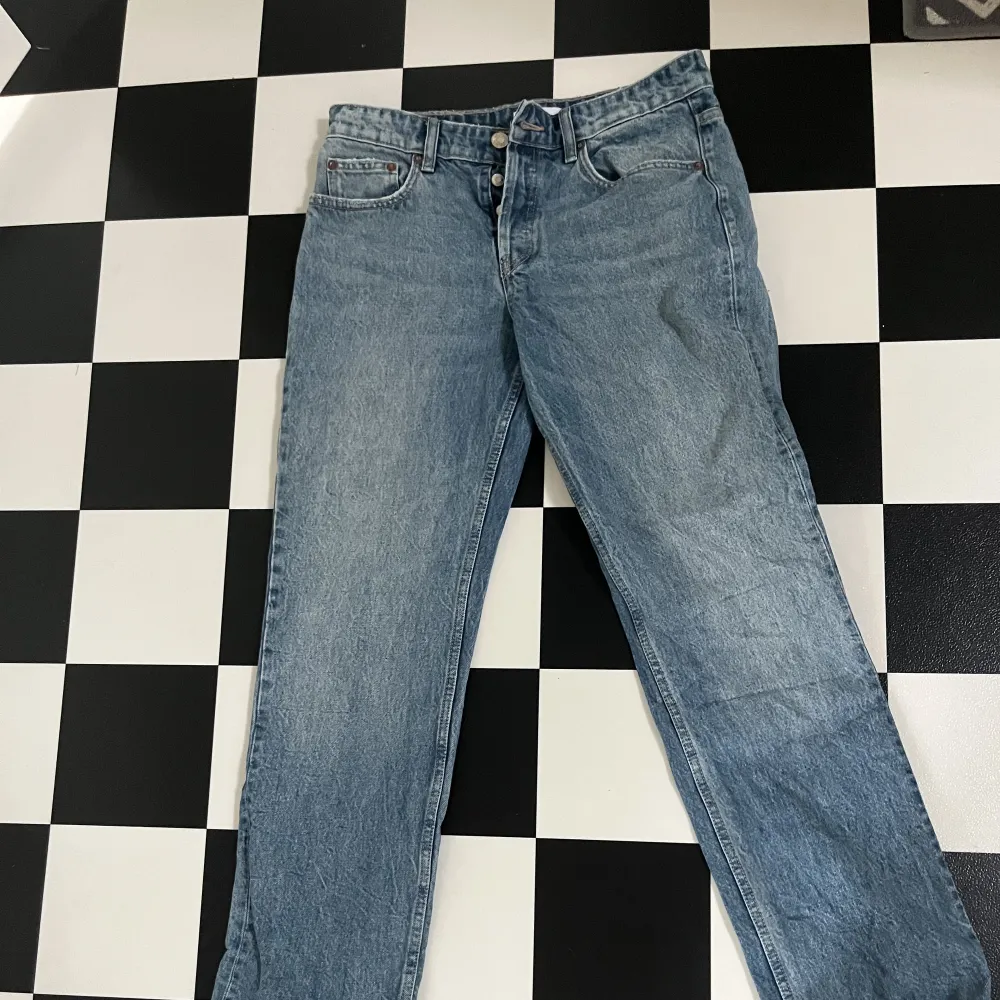 Midwaist/lowwaist från zara i strl 39, säljer då de börjat blå för små och lite för korta då jag är 174 cm lång . Jeans & Byxor.