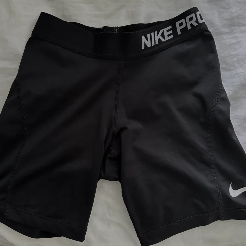 Säljer mina Nike träningsshorts, pga för små 🩷M men passar mer S. Köparen står för frakt (!). Shorts.