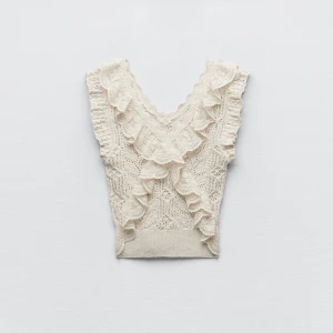 Volang topp från Zara 💗 - Säljer denna superfina volang toppen från zara i nyskick 💗Den är i storlek M men passar även för de som har S, säljer den då den inte kommer till användning längre 💗