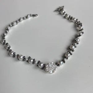 Pärlhalsband med ros  - Gjord i akryl och glas. 31-34 Cm 