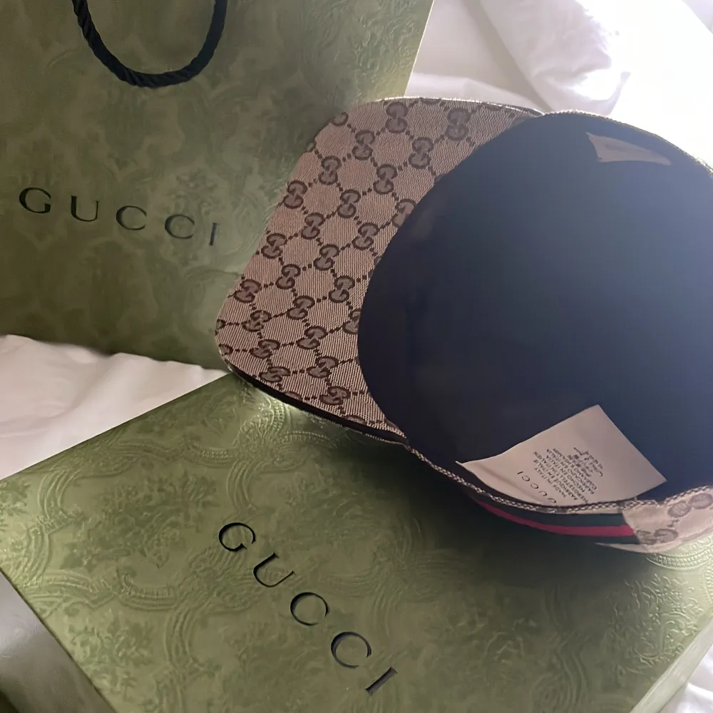 Säljer en oanvänd Gucci keps i perfekt skick. Får med tillbehör , inklusive kvitto.. Övrigt.