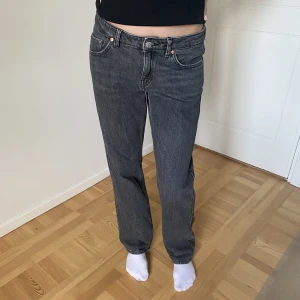 Low waist jeans  - Low waist jeans i en svart/grå färg. De är från weekday i modellen arrow. Säljer pga att de inte kommer till användning men de är i ett väldigt bra skick