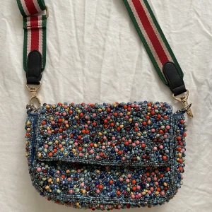 Väska Zara - Så fin färgglad väska med pärlor från Zara. Bandet är nytt och går att byta. 