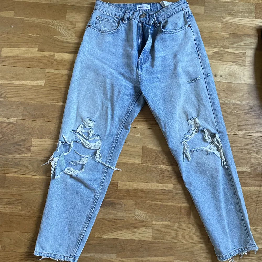 Snygga blåa baggy jeans som är inne nu, kan kombineras med alla sorts toppar & tröjor. Strl 40 men passar även de som har storlek 38. Jeans & Byxor.