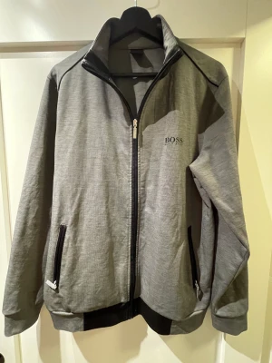 Zip Hoodie, Hugo boss - Som ny!!  Säljer pga använder ej. 