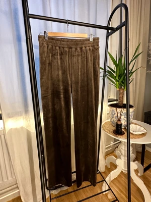 Brun sammetslent mjukisset  - Otroligt lent mjukisset av sammet. Använt en enda gång.   Från Åhléns  Som i nyskick  Säg till för fler bilder