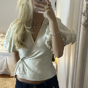 Blus - Sjukt fin omlott blus från other & stories