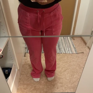 Juicy couture  - Väl använda juicy couture byxor med lite slitage ( se sista bilden)