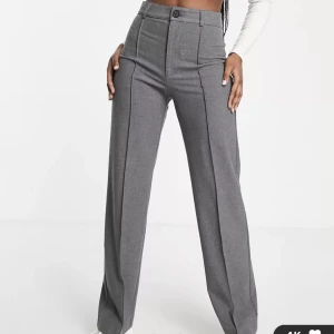 Pull&Bear - figursydda byxor  - Ett par gråa figursydda byxor från Pull&Bear. Jättefina men för långa för mig (fick hem fel stolek) Storlek M. Aldrig använda så de är i nyskick! 💕 Kom privat för fler bilder! 💕