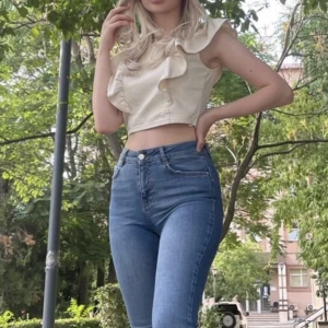 En väldigt söt fin topp  - En väldigt fin topp från gina. Har använt den endast 2 gånger den är så fin men den passar mig inte längre. Pris kan diskuteras 