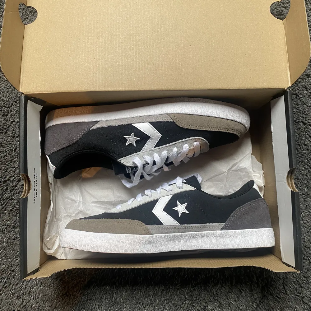 Tjena! Säljer nu ett par splitternya Converse Net Star Classic Ox i storlek 43!  Skick: 10/10, skorna är helt nya och enbart testade.   Tveka inte att höra av dig vid minsta fundering!🙌. Skor.