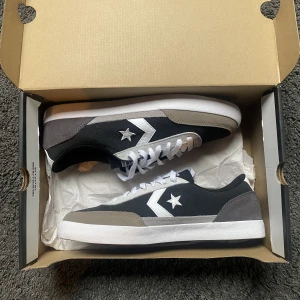 Converse skor - Tjena! Säljer nu ett par splitternya Converse Net Star Classic Ox i storlek 43!  Skick: 10/10, skorna är helt nya och enbart testade.   Tveka inte att höra av dig vid minsta fundering!🙌