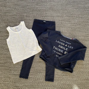 Barnkläder - Små tjej kläder i strl 128✅De är i bra skick men använda ganska många gånger💗Säljer för att de är väldigt små💕60 kr st och 150 för alla☺️