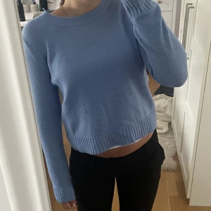 Stickad tröja - Säljer denna fina blå tröjan från Hm. Säljer den då den inte kommer till användning längre. Jag är 166 cm och om ni har frågor är de bara och skriva.💕