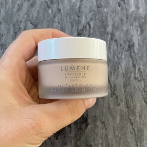 Lumene skin tint - Säljer en skin tint från Lumene. En skin tint är som hudvård och foundation i ett. Endast använd tre gånger.