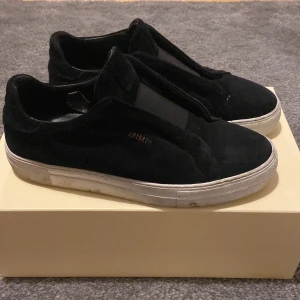 Arigato clean 360 Laceless Sneaker - Säljer ett par Arigato Clean 360 Laceless Sneaker eftersom dem blivit för små. 8/10 skick. Nypris 2550 Sek.