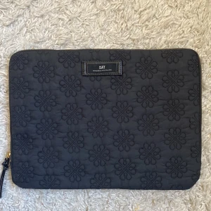 Day datorfodral - Passar 13” laptop. Gulddetaljer. Knappt använt 💓